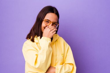 Genç melez kadın gülerek, kaygısızca, doğal duygularla kendini soyutladı..