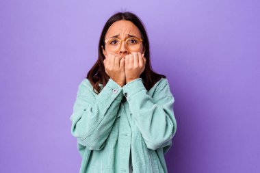 Genç melez kadın tırnak yiyor, gergin ve endişeli..