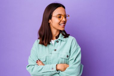 Genç melez kadın tuhaf ve arkadaş canlısı dilini dışarı çıkarmış..