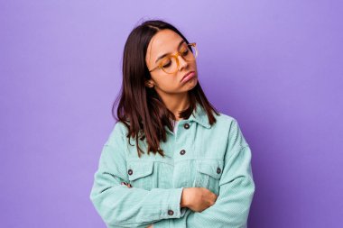 Genç melez kadın tekrarlanan bir görevden yoruldu..