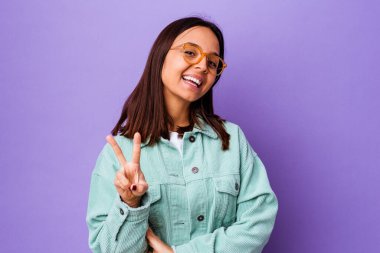 Genç melez kadın iki numarayı parmaklarıyla gösterdi..