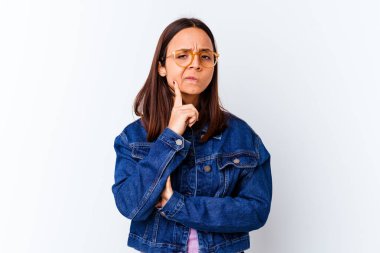 Genç, melez bir kadın, düşüncelere dalmış, bir strateji planlıyor, bir işin nasıl olacağını düşünüyor..