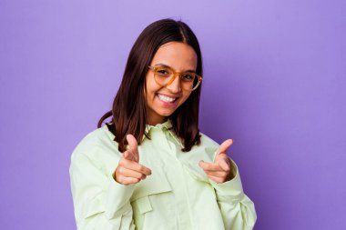 Karma ırktan genç bir kadın izole edilmiş, parmağıyla işaret ediyor..