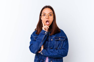 Genç melez kadın, yaratıcılık kavramı gibi harika bir fikre sahip..