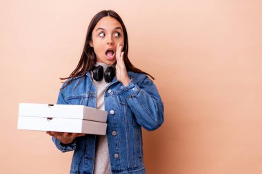 İzole edilmiş pizzayı tutan genç melez kadın gizli bir fren haberinin olduğunu söylüyor.