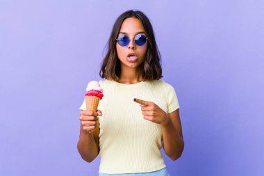 Genç melez bir kadın dondurma yiyor.