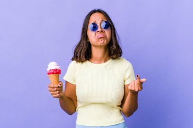 Dondurma yiyen melez bir kadın parasız olduğunu gösteriyor..