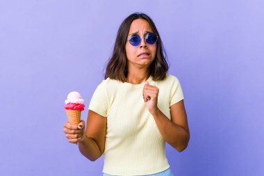 Genç melez kadın dondurma yiyor. Korkmuş ve korkmuş..