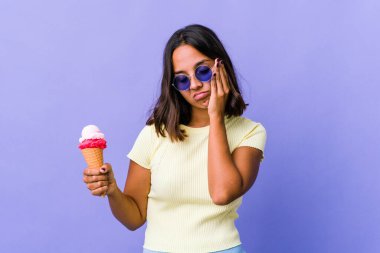 Dondurma yiyen genç, melez bir kadın. Sıkılmış, yorgun ve dinlenmeye ihtiyacı var..