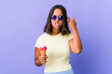 Dondurma yiyen ve elinde bir ürün olan melez bir kadın..