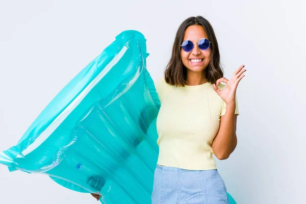 Jeune Femme Métisse Tenant Matelas Air Claque Œil Tient Geste — Photo