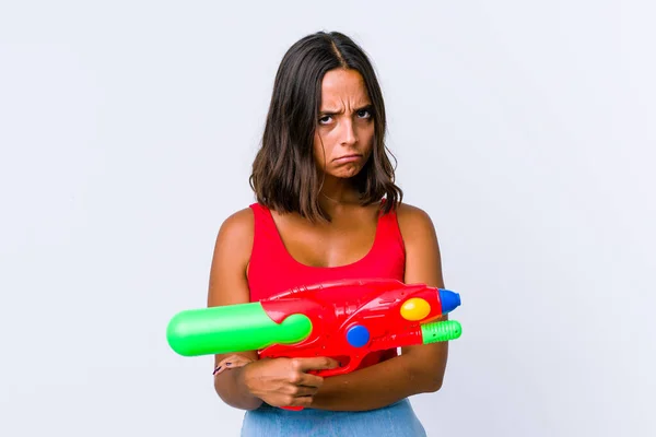 Joven Mujer Raza Mixta Sosteniendo Una Pistola Agua Aislada Frunciendo — Foto de Stock