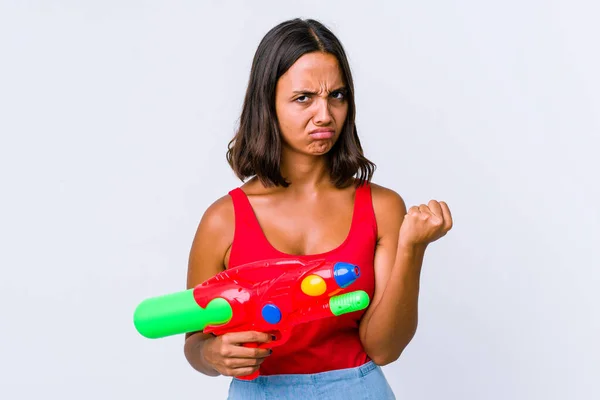 Mujer Joven Raza Mixta Sosteniendo Una Pistola Agua Aislada Mostrando —  Fotos de Stock