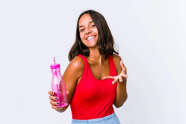 Melez Bir Kadın Elinde Milkshake Tutarken Kameraya Sarıldığı Için Kendinden — Stok fotoğraf
