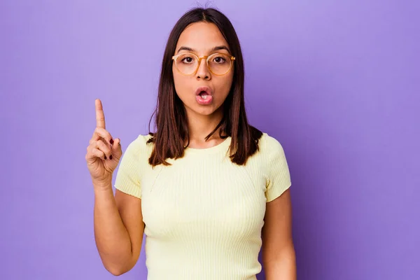 Jonge Gemengde Ras Vrouw Geïsoleerd Met Een Aantal Grote Idee — Stockfoto