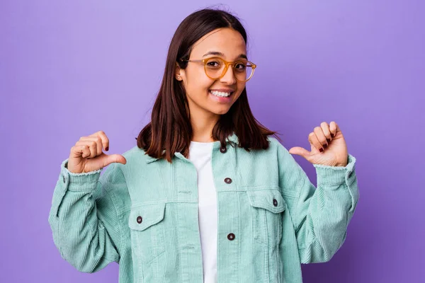 Mujer Joven Mestiza Aislada Siente Orgullosa Segura Misma Ejemplo Seguir — Foto de Stock