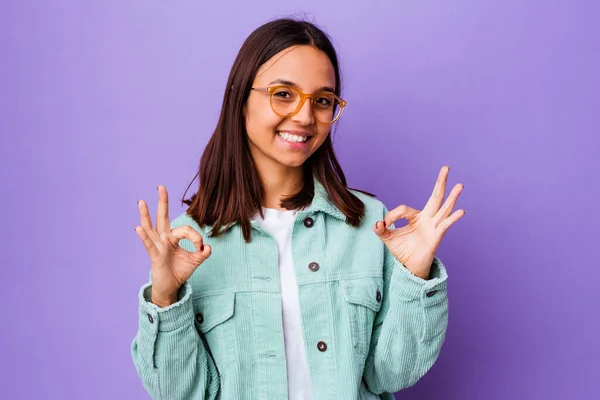 Jeune Femme Métisse Isolé Gai Confiant Montrant Geste — Photo