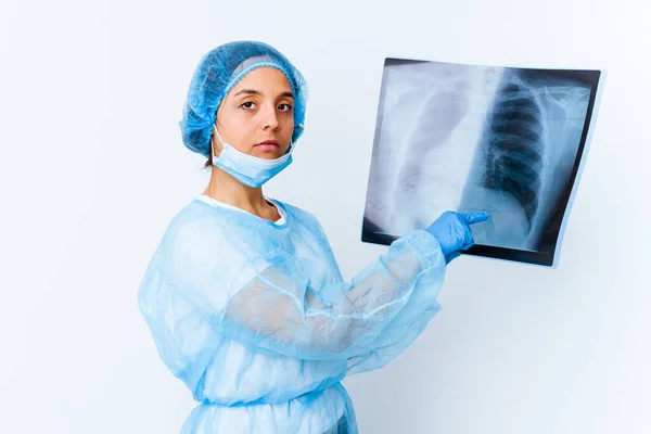 若い混合人種の医者の女性は孤立した骨スキャンを保持 — ストック写真