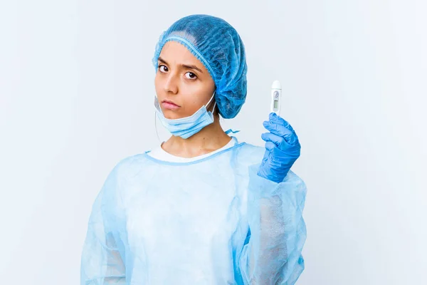 Młoda Chirurg Rasy Mieszanej Kobieta Trzyma Termometr Izolowany — Zdjęcie stockowe