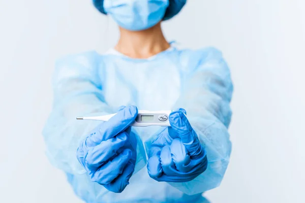 若い混合レース外科医の女性は隔離された温度計を保持 — ストック写真