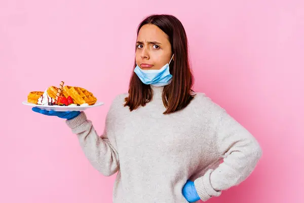 Joven Cirujana Sosteniendo Waffle Aislado —  Fotos de Stock