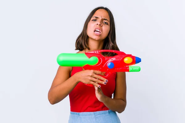 Joven Mujer Raza Mixta Sosteniendo Una Pistola Agua Aislada Mostrando —  Fotos de Stock