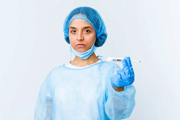 Mladá Smíšená Rasa Chirurg Žena Drží Teploměr Izolovaný — Stock fotografie