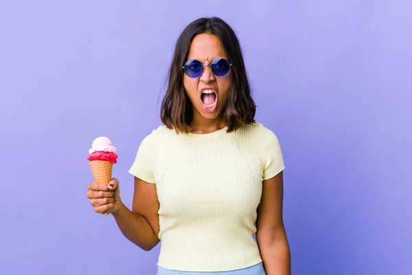 Dondurma Yiyen Genç Melez Kadın Çok Kızgın Öfkeli Hayal Kırıklığına — Stok fotoğraf