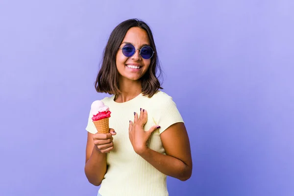 Jonge Gemengde Ras Vrouw Eten Van Een Ijsje Heeft Vriendelijke — Stockfoto