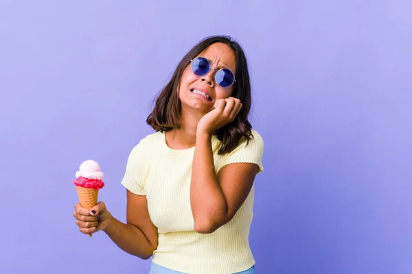 Jong Gemengd Ras Vrouw Eten Een Ijsje Jammeren Huilen Troosteloos — Stockfoto