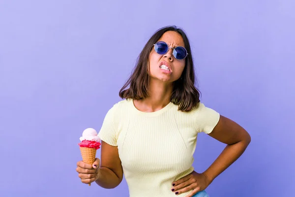 Jonge Gemengde Ras Vrouw Het Eten Van Een Ijsje Met — Stockfoto