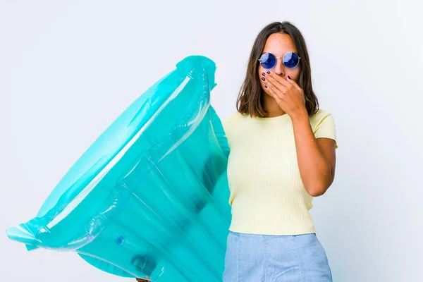 Jeune Femme Métisse Tenant Matelas Gonflable Pointant Vers Côté — Photo