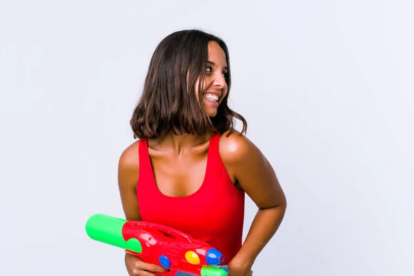 Joven Mujer Raza Mixta Sosteniendo Una Pistola Agua Ríe Aislado —  Fotos de Stock