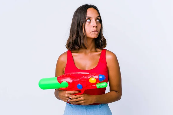 Mujer Joven Raza Mixta Sosteniendo Una Pistola Agua Aislada Rezando —  Fotos de Stock