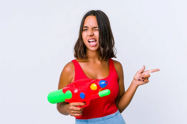 Ung Blandras Kvinna Håller Vattenpistol Isolerad Pekar Med Pekfingrar Till — Stockfoto