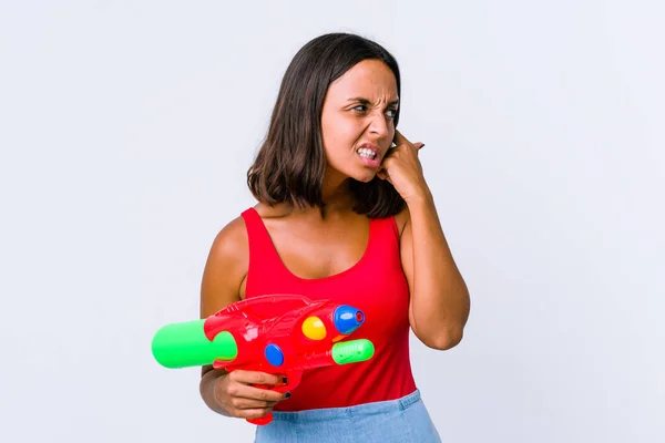 Mujer Joven Mestiza Sosteniendo Una Pistola Agua Aislada Cubriendo Las —  Fotos de Stock