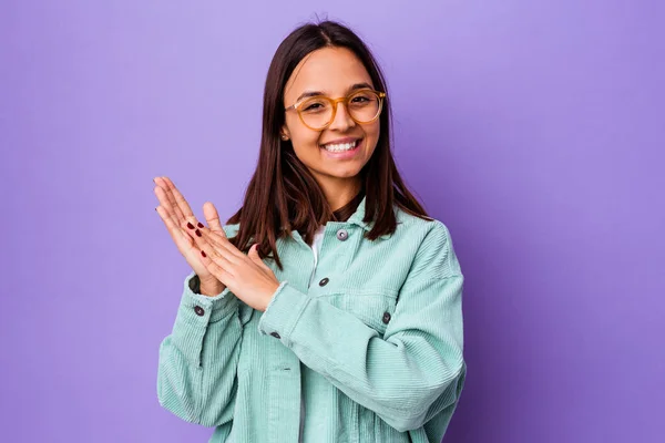 Jonge Gemengde Ras Vrouw Geïsoleerd Gevoel Energiek Comfortabel Wrijven Handen — Stockfoto