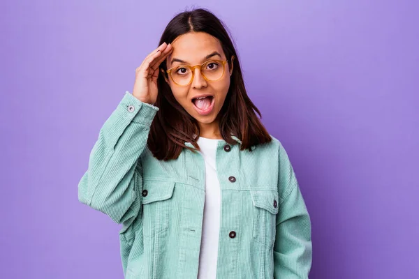 Joven Mestiza Mujer Aislada Grita Fuerte Mantiene Los Ojos Abiertos —  Fotos de Stock