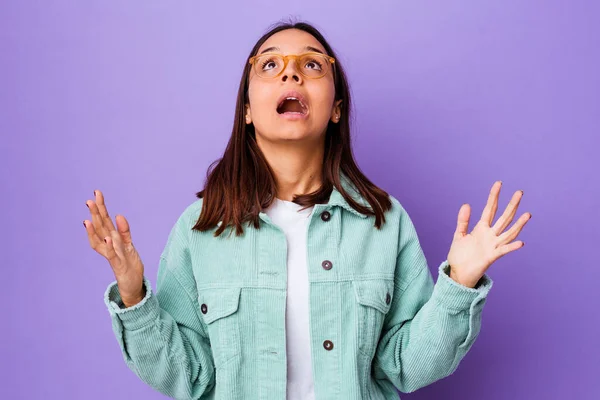 Giovane Donna Razza Mista Isolato Urlando Cielo Alzando Sguardo Frustrato — Foto Stock