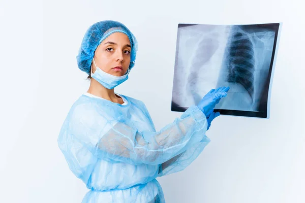 年轻的混合种族医生妇女持有骨扫描隔离 — 图库照片