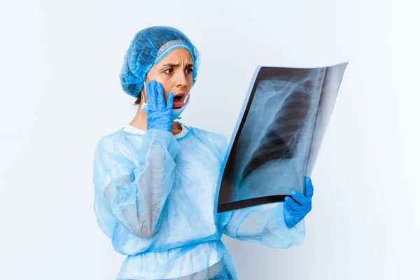 若い混合人種の医者の女性は孤立した骨スキャンを保持 — ストック写真