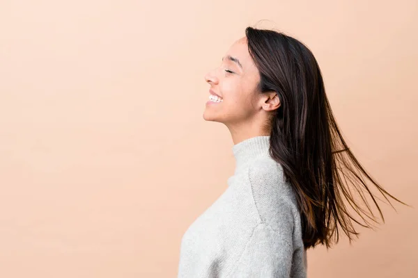 Mujer India Joven Moviendo Cabello Aislado Sobre Fondo Beige — Foto de Stock