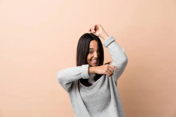 Mujer India Joven Moviendo Cabello Aislado Sobre Fondo Beige — Foto de Stock