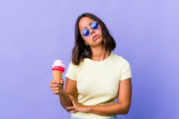 Jovem Mestiça Comendo Sorvete Cansado Uma Tarefa Repetitiva — Fotografia de Stock