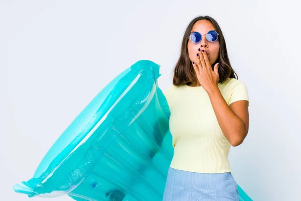 Jeune Femme Métisse Tenant Matelas Air Choqué Couvrant Bouche Avec — Photo