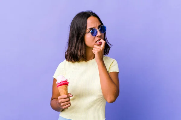 Jonge Gemengde Ras Vrouw Eten Van Een Ijsje Kijken Zijwaarts — Stockfoto