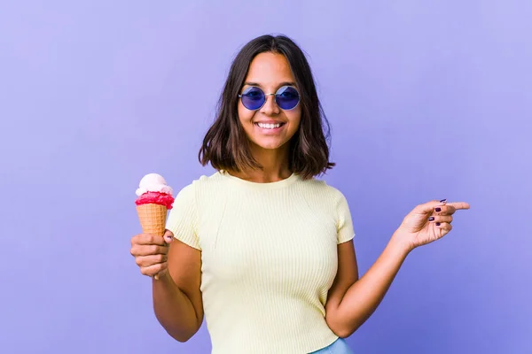 Young Mixed Race Woman Eating Ice Cream Smiling Cheerfully Pointing — 图库照片