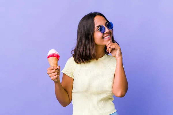 Jonge Gemengde Ras Vrouw Eten Een Ijsje Ontspannen Denken Iets — Stockfoto