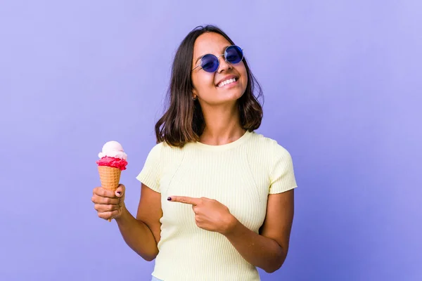 Jonge Gemengde Ras Vrouw Eet Een Ijsje Glimlachend Wijzen Opzij — Stockfoto