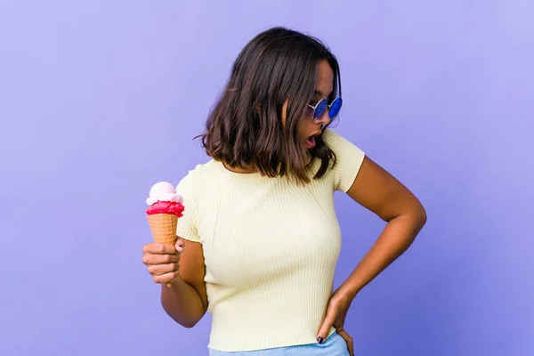 Jonge Gemengde Ras Vrouw Het Eten Van Een Ijsje Wordt — Stockfoto